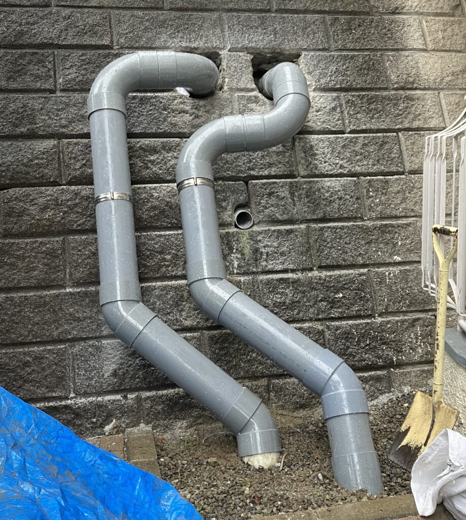 適切な勾配と固定方法で新規配管を取り付けた写真