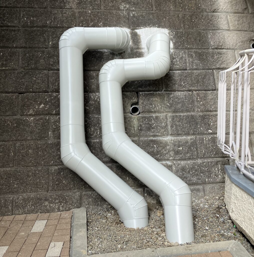 保湿剤を巻き、鋼板ラッキングで仕上げた様子の写真