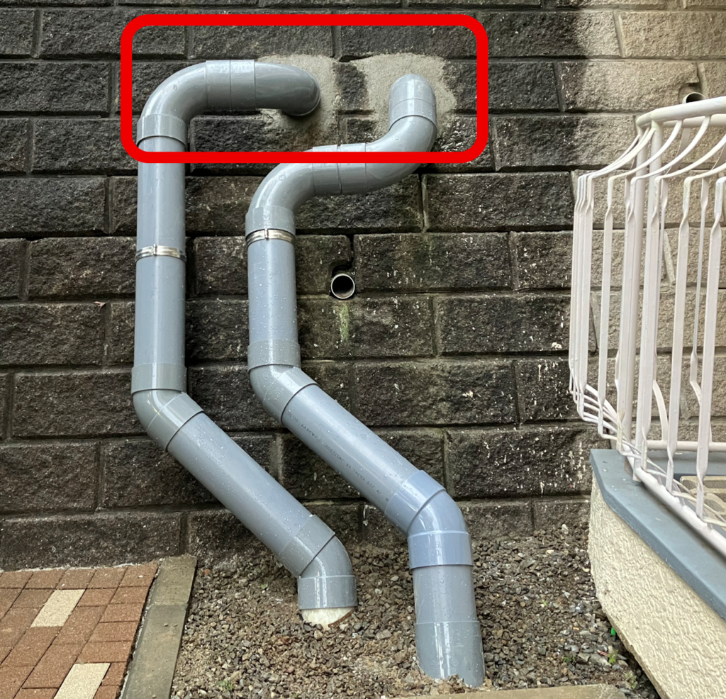 配管交換後、周囲をモルタルで補修・固定している様子の写真