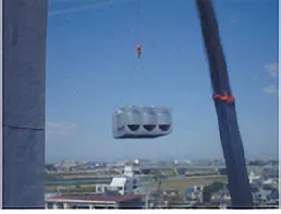 マンション高架水槽搬入