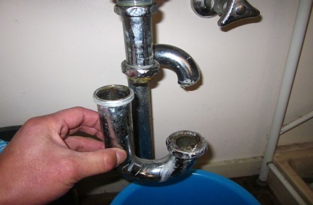 洗面台排水トラップを分解する図