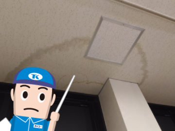 天井から水漏れしている写真