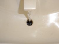 トイレタンクから水が流れる写真